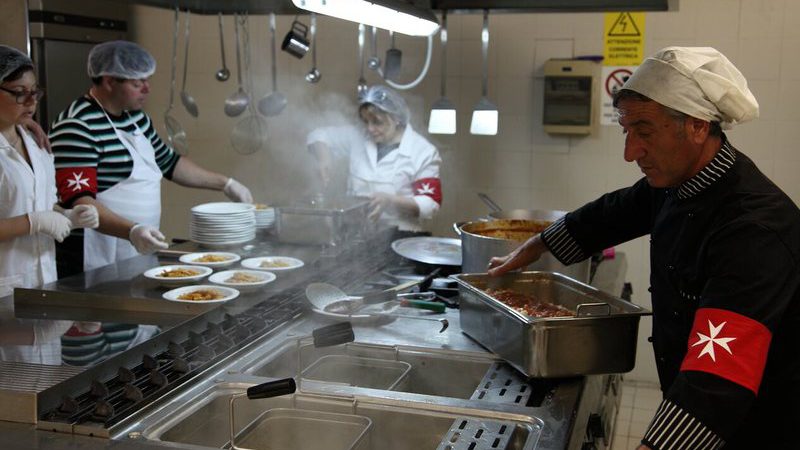 Der Großkomtur des Malteserordens besucht die Suppenküche in Pompei