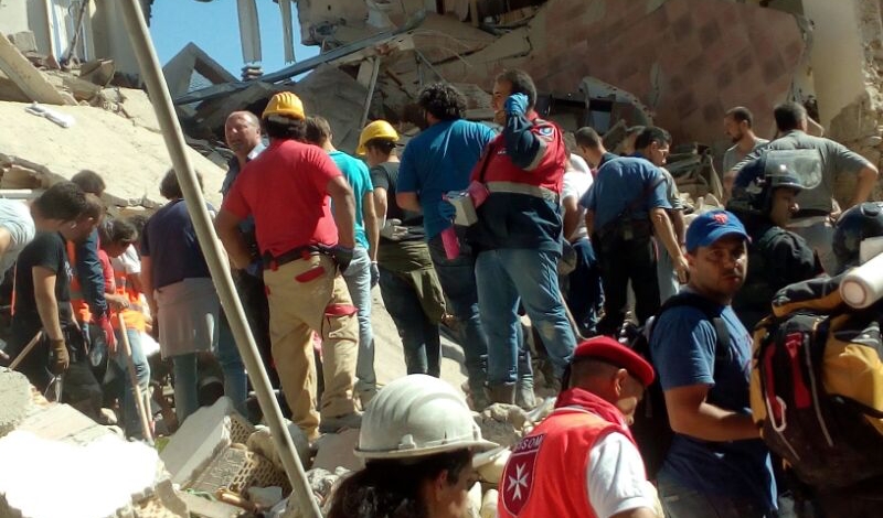 Los equipos de rescate de la Orden de Malta atienden a las víctimas del terremoto en el centro de Italia