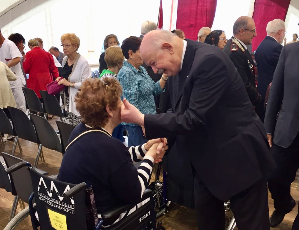 In visita all’Ospedale San Giovanni Battista il Gran Maestro  stringe in un “abbraccio ideale” tutti i malati assistiti dall’Ordine