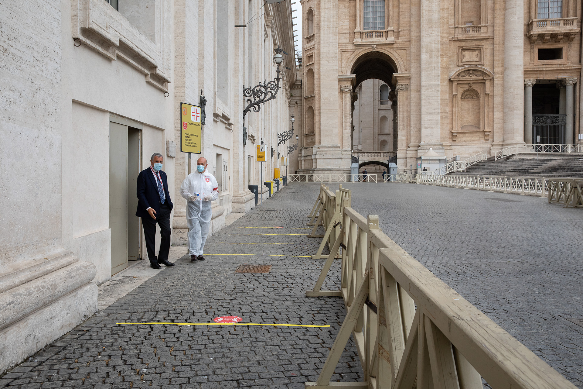 Vuelve a abrir sus puertas la Basílica de San Pedro: los voluntarios de la Orden de Malta colaboran con los controles sanitarios