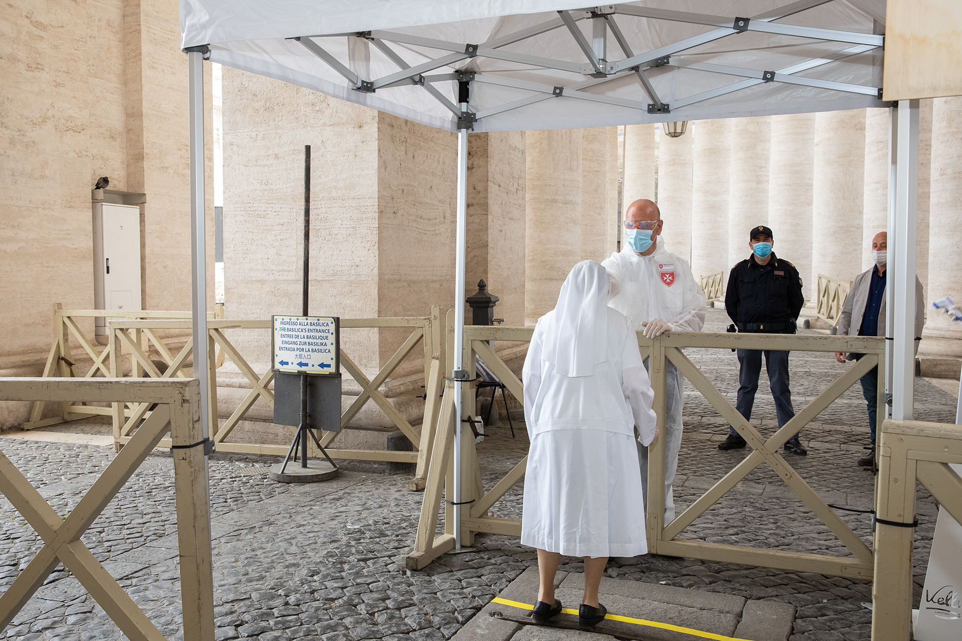 Riapre la Basilica di San Pietro: i volontari dell’Ordine di Malta impegnati nei controlli sanitari
