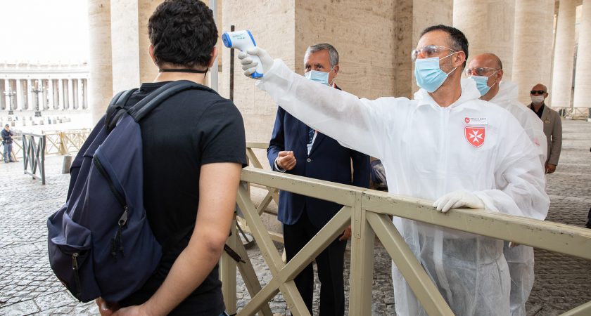 Vuelve a abrir sus puertas la Basílica de San Pedro: los voluntarios de la Orden de Malta colaboran con los controles sanitarios