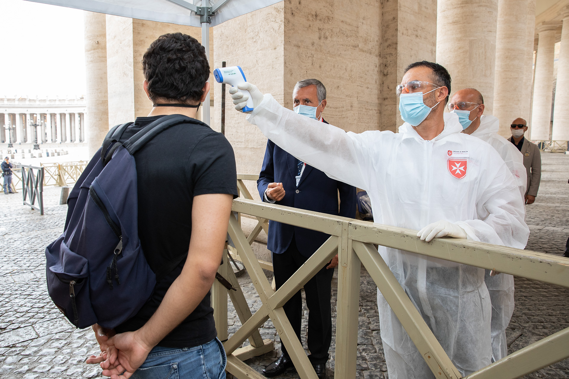 Wiedereröffnung des Petersdoms: Freiwillige des Malteserordens bei Gesundheitschecks