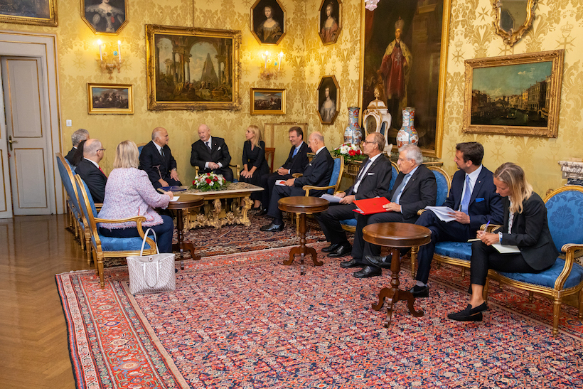 Visite de courtoisie du prince Hassan ben Talal de Jordanie au Palais magistral