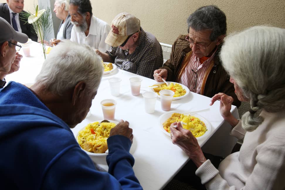 La Asociación venezolana acerca la asistencia médica y comidas calientes a los ancianos de un distrito de Caracas