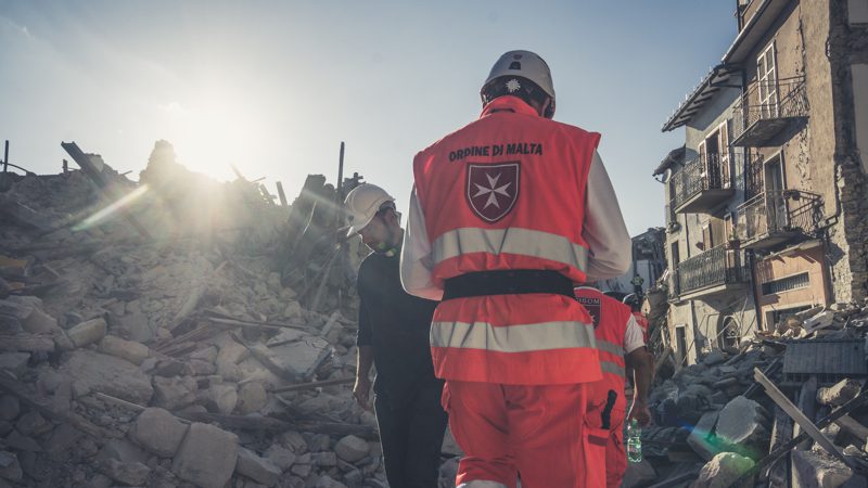 Nachwirkungen des Erdbebens in Mittelitalien: Das Nothilfekorps des Malteserordens bei Hilfsoperationen an vorderster Front