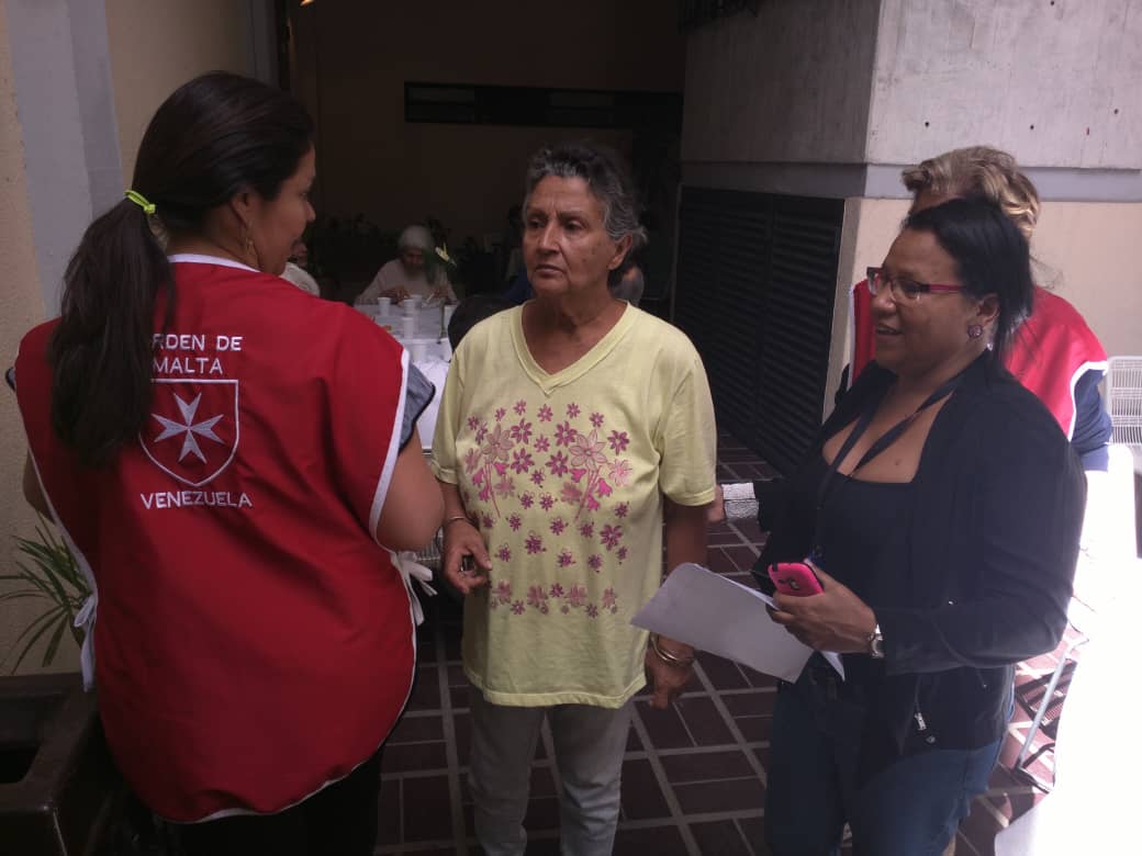 Die Venezolanische Assoziation hilft älteren Menschen in Caracas mit warmen Mahlzeiten und medizinischen Untersuchungen