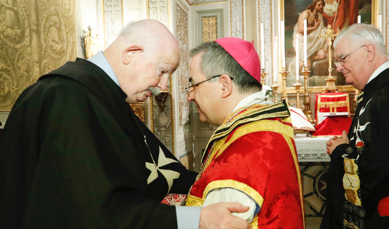 Erzbischof Becciu in den Orden aufgenommen