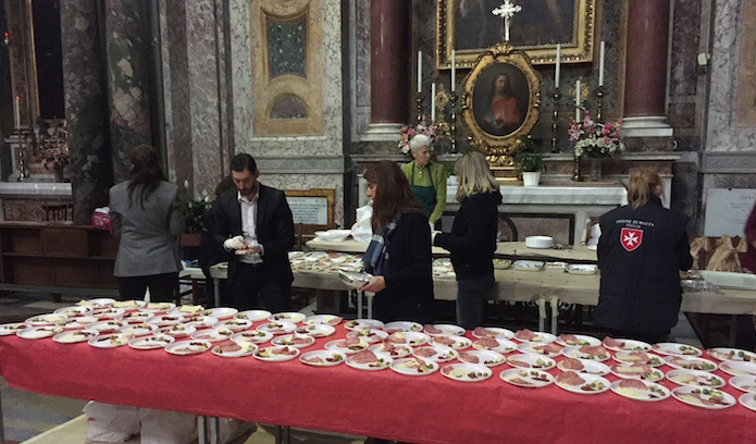 Repas traditionnel de Noël pour les sans-abri dans l’église de San Rocco