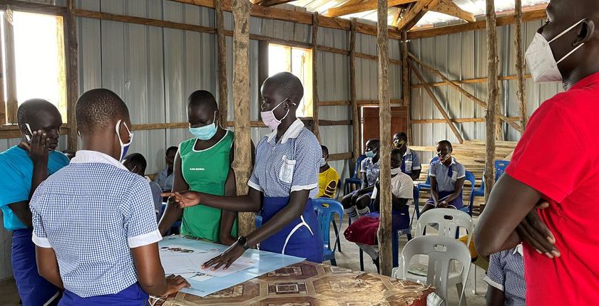 Malteser International hilft Schulmädchen im Südsudan, sich vor Covid-19 zu schützen