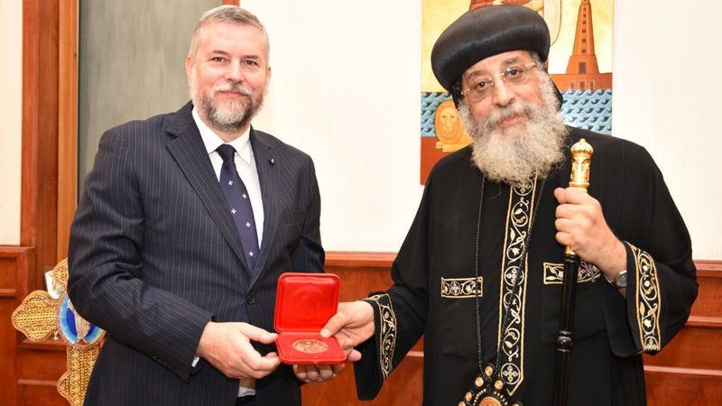 L’Ambassadeur de l’Ordre souverain de Malte en Egypte Mario Carotenuto reçu en audience par Sa Sainteté le pape Tawadros II.