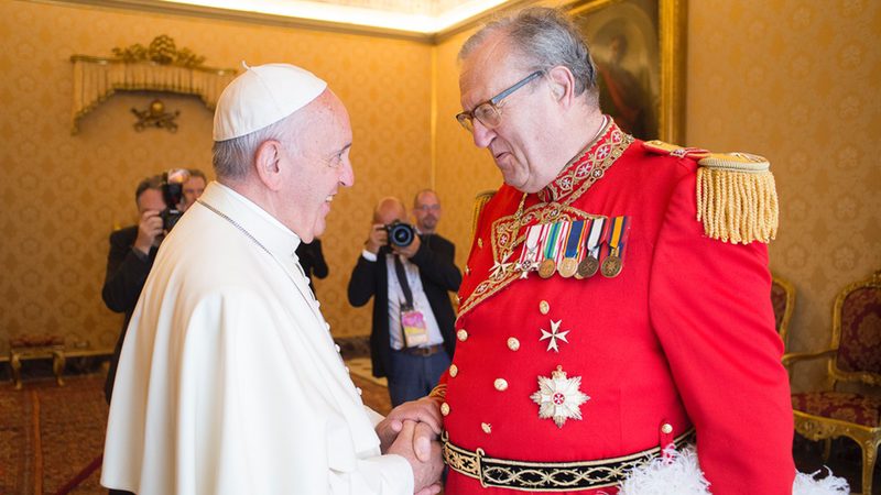 Der Großmeister des Souveränen Malteserordens erhält Medaille und der Papst betont: „Sie tun Gutes.‟
