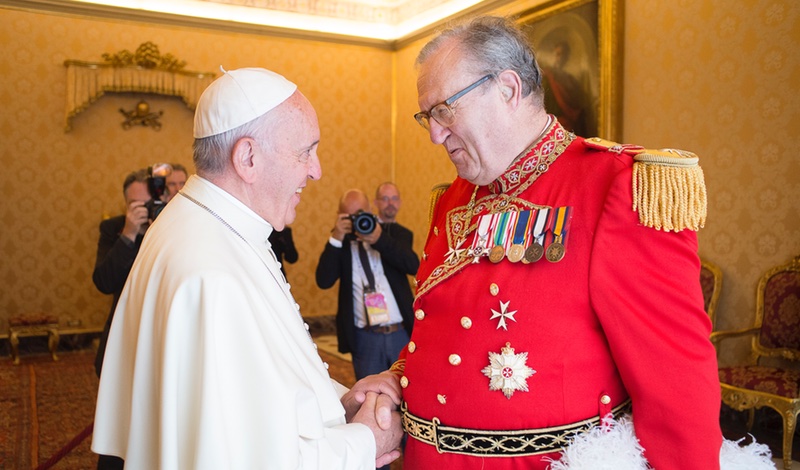 Der Großmeister des Souveränen Malteserordens erhält Medaille und der Papst betont: „Sie tun Gutes.‟