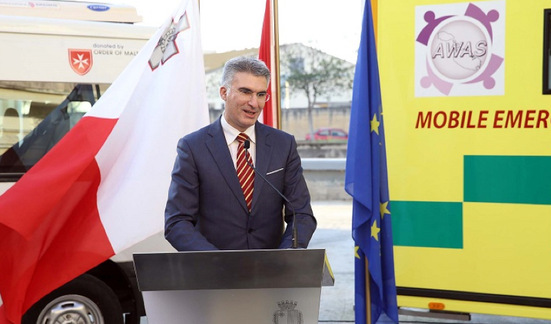 La Orden de Malta dona una clínica móvil a Malta para atender a los solicitantes de asilo