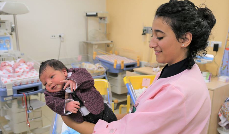 Née à l’hôpital de la Sainte Famille à seulement 27 semaines, la petite Lilian peut enfin sortir