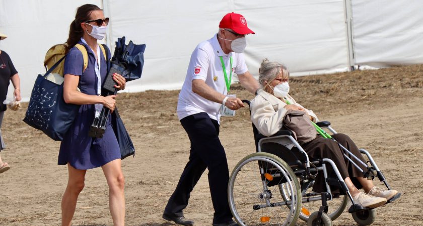 Des volontaires de l’Ordre de Malte Slovaquie apportent leur aide lors de la visite apostolique du Pape François