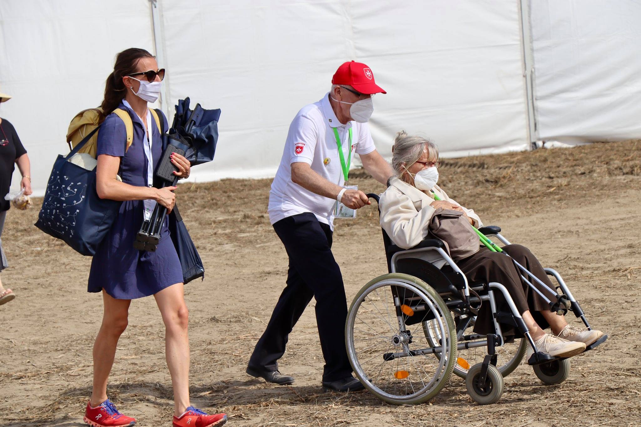 Des volontaires de l’Ordre de Malte Slovaquie apportent leur aide lors de la visite apostolique du Pape François