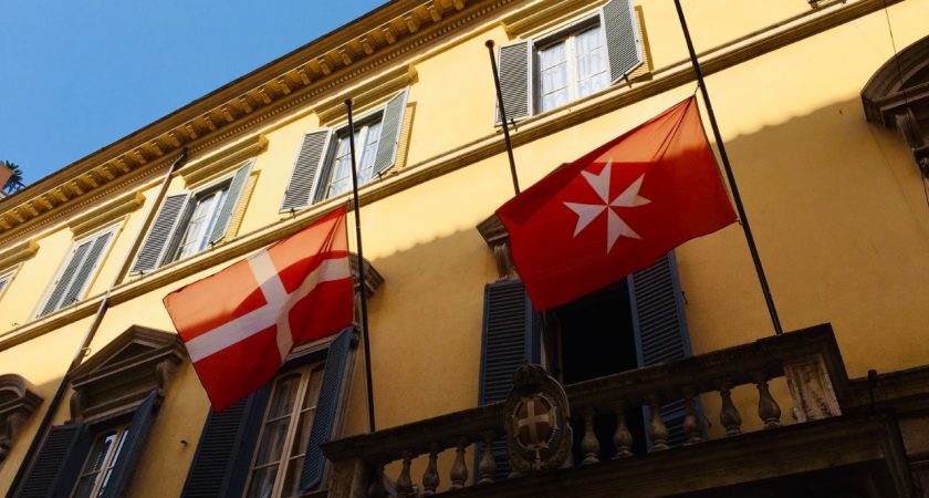 Las banderas del Palacio Magistral de la Orden de Malta, a media asta