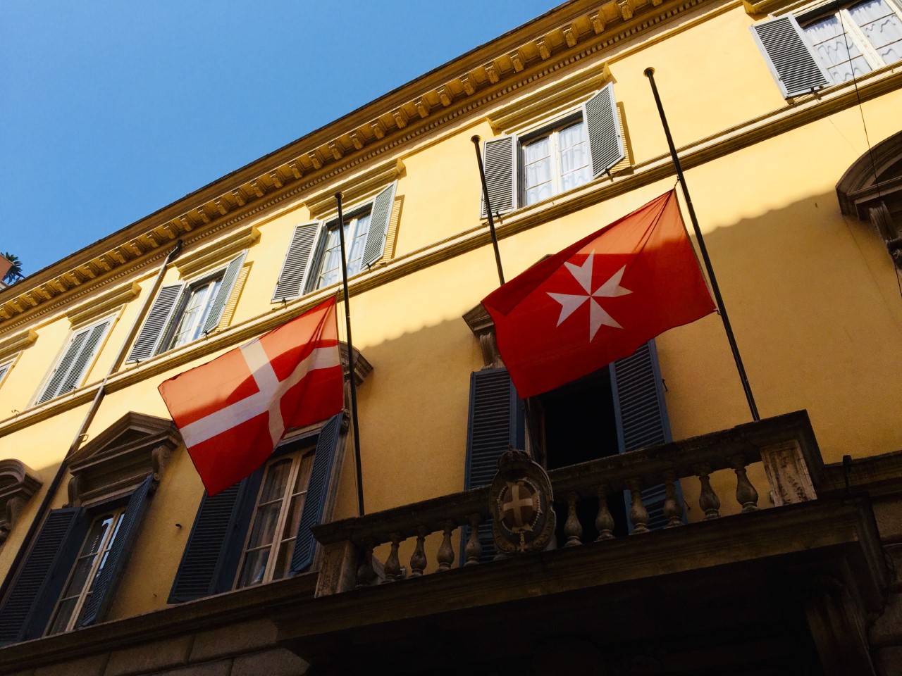 A mezz’asta le bandiere del Palazzo Magistrale dell’Ordine di Malta