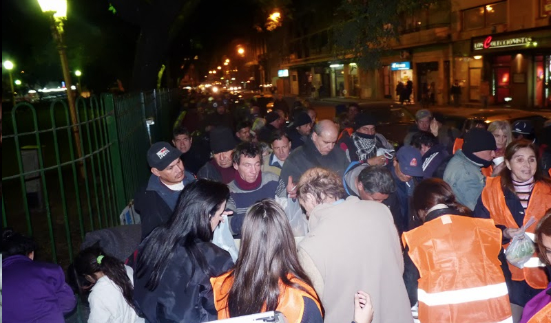 Une soupe populaire mobile de bénévoles sur une place de Buenos Aires