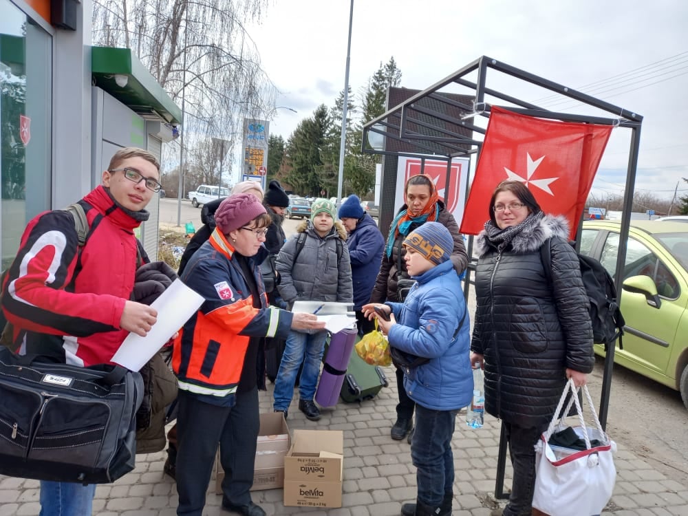 L’Ordine di Malta impegnato a portare aiuto ai profughi ucraini al confine e nella regione della Transcarpazia