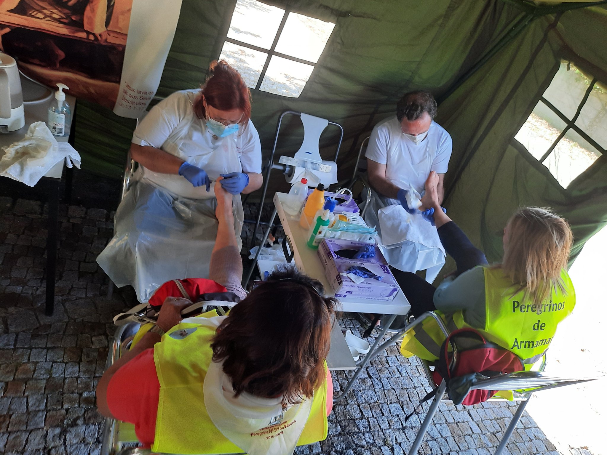 Des bénévoles portugais apportent aides et assistance aux pèlerins en route pour Fátima