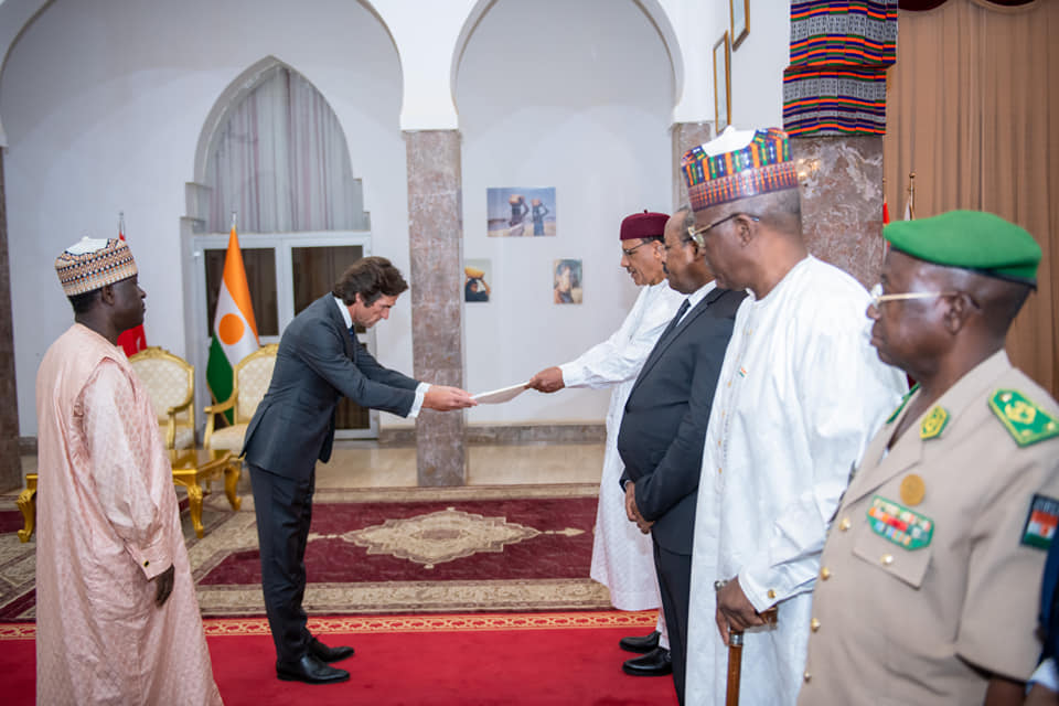 The Ambassador of the Sovereign Order of Malta to the Republic of Niger presents his letters of credence