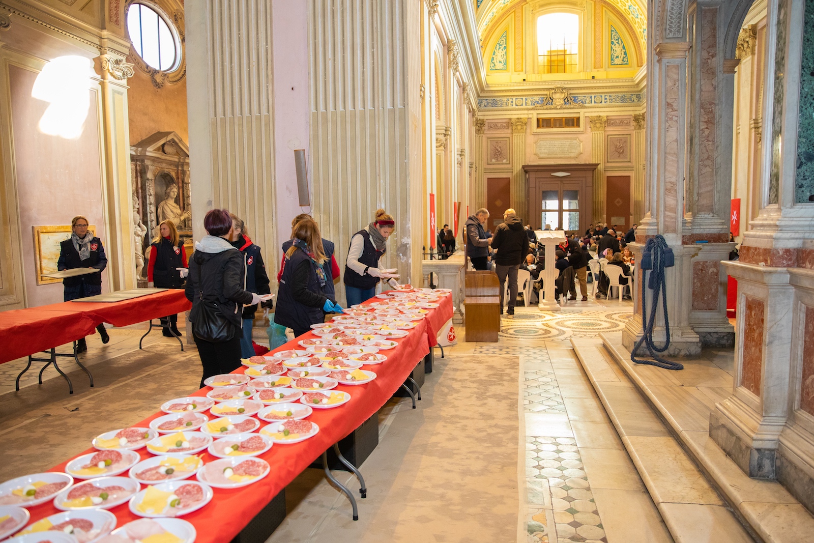 Déjeuner de Noël dans la Basilique Saints Boniface et Alexis pour environ 400 invités dans le besoin