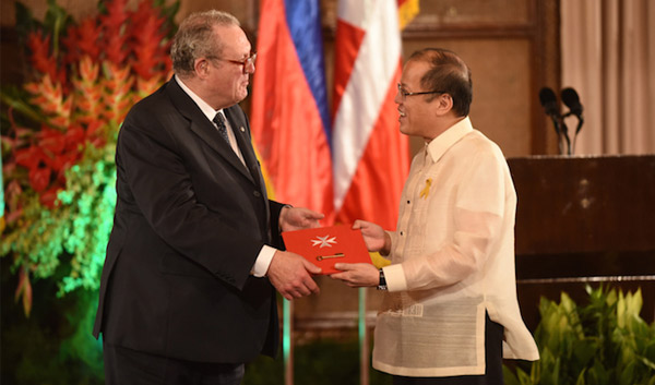 L’Ordine di Malta consegna 700 case ai sopravvissuti del tifone Yolanda nelle Filippine. Il Gran Maestro ricevuto dal Presidente Aquino