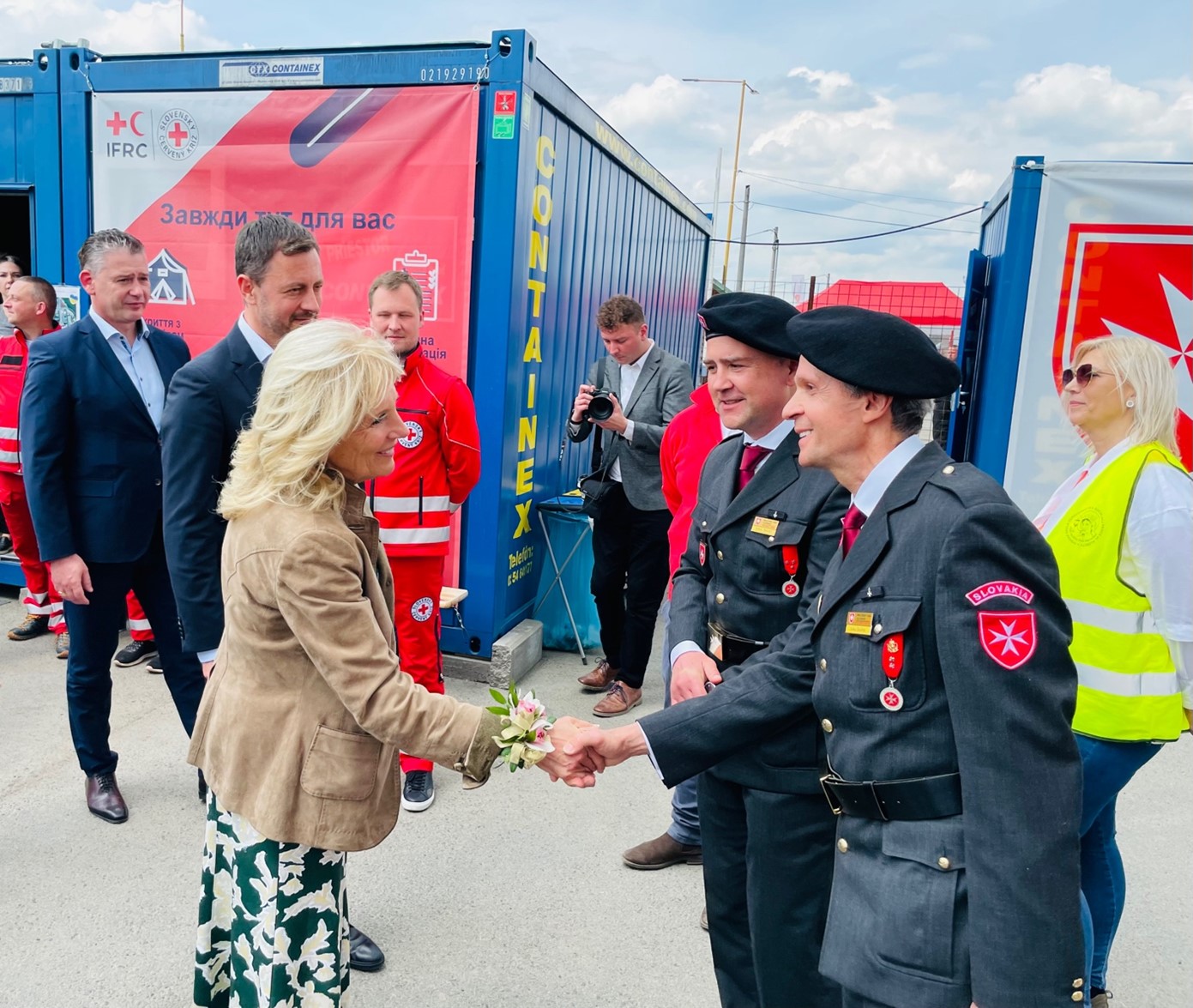 La primera dama de los Estados Unidos, Jill Biden, se reúne con voluntarios de la Orden de Malta durante su visita a la frontera eslovaco-ucraniana