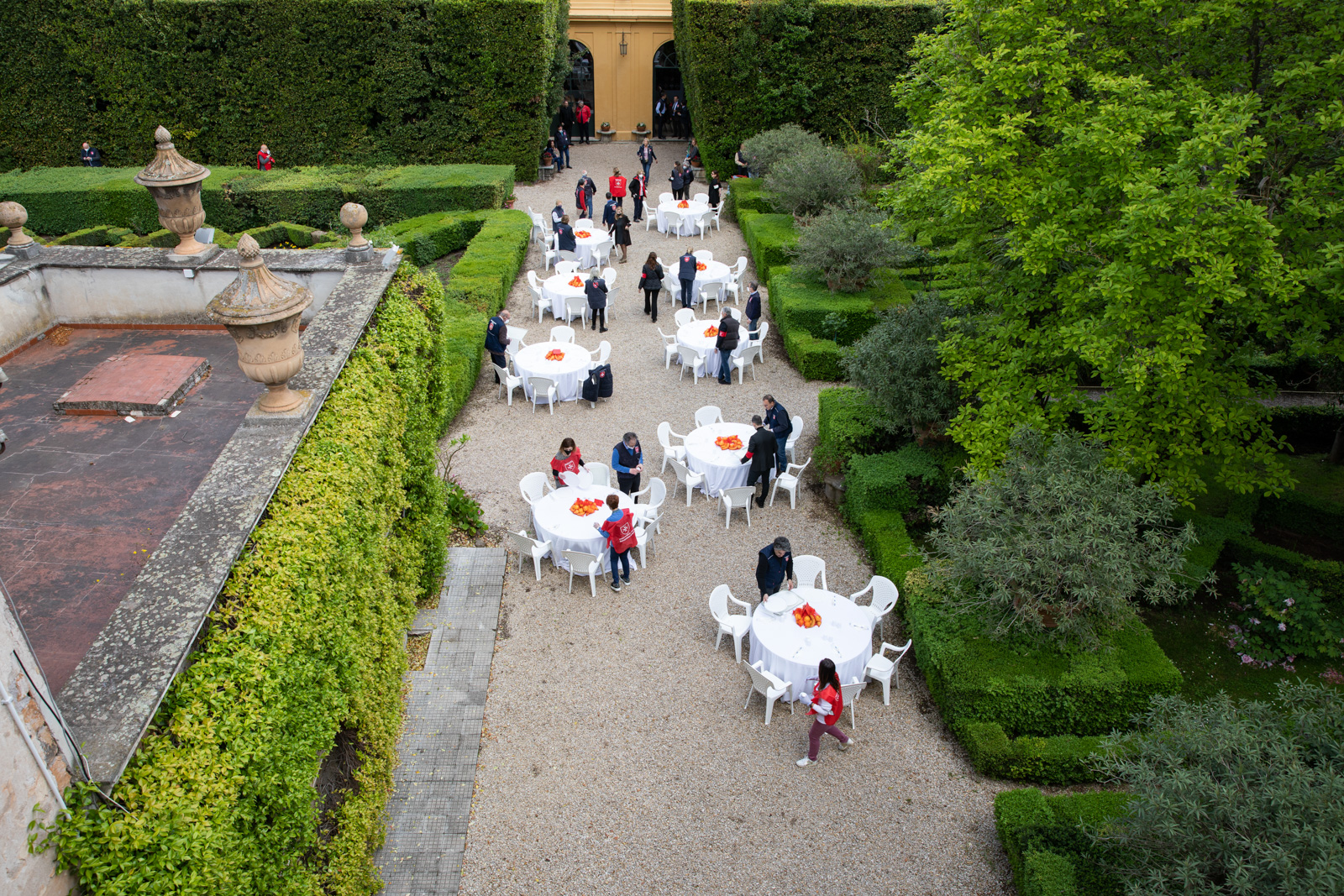 In den Gärten der Villa Magistrale: „Ostermittagessen“ für Bedürftige