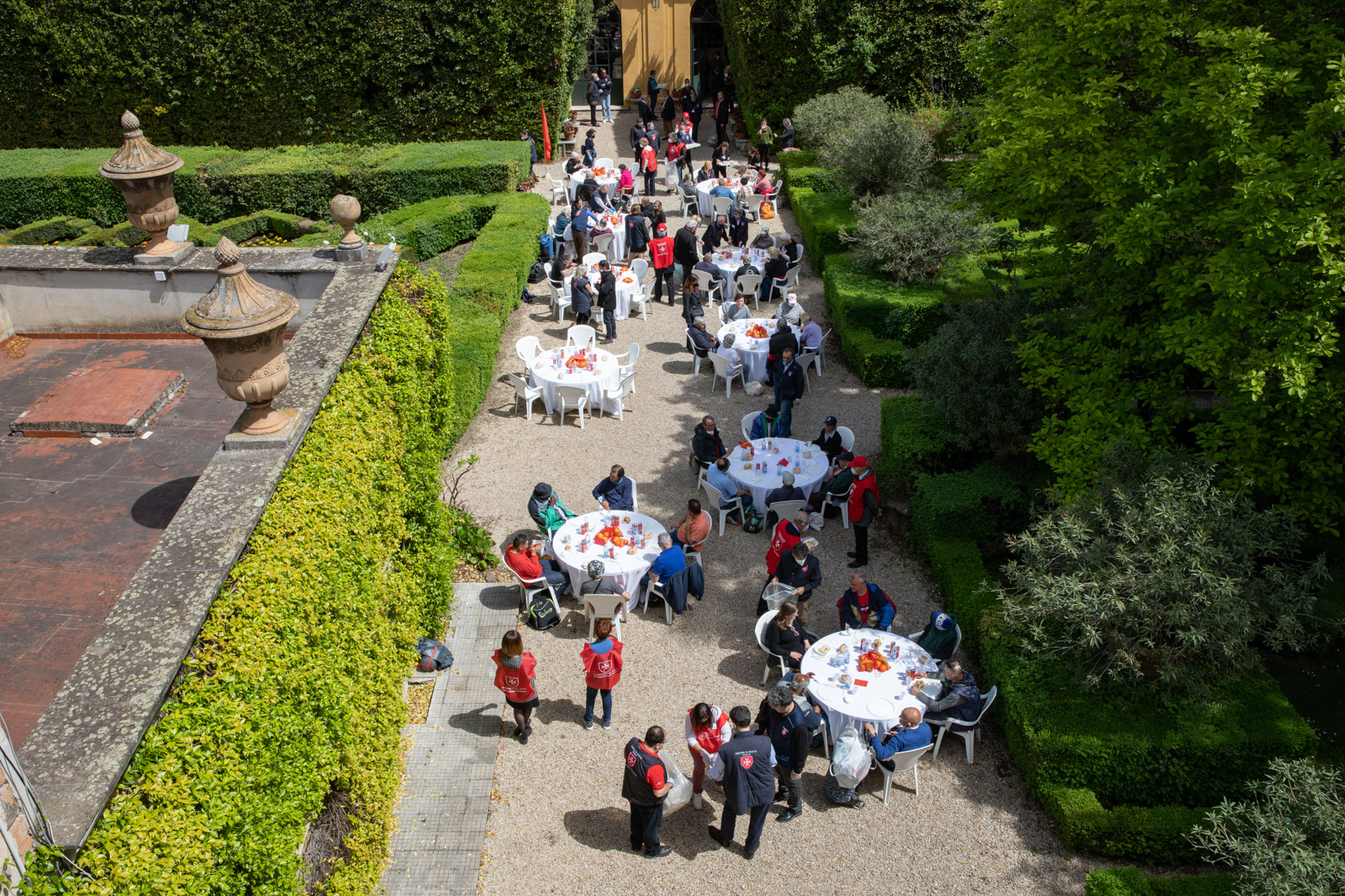 In den Gärten der Villa Magistrale: „Ostermittagessen“ für Bedürftige