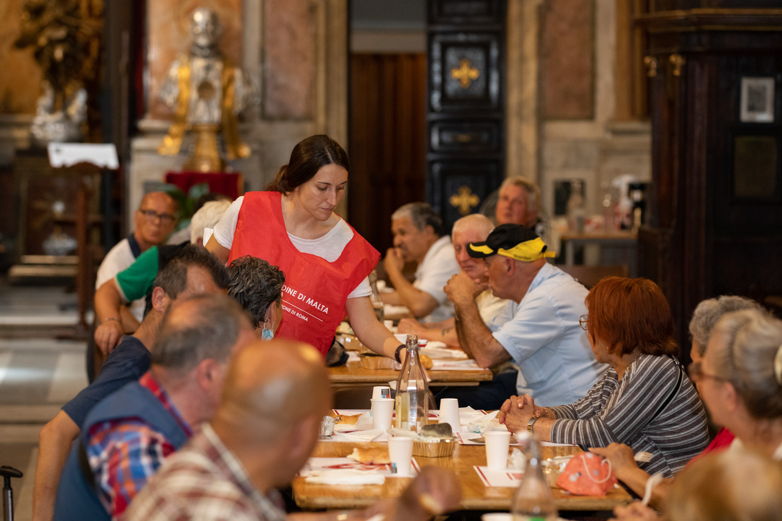 Der Statthalter des Großmeisters beim Mittagessen für die Bedürftigen der ‚Gruppe Fra’ Giacomo’