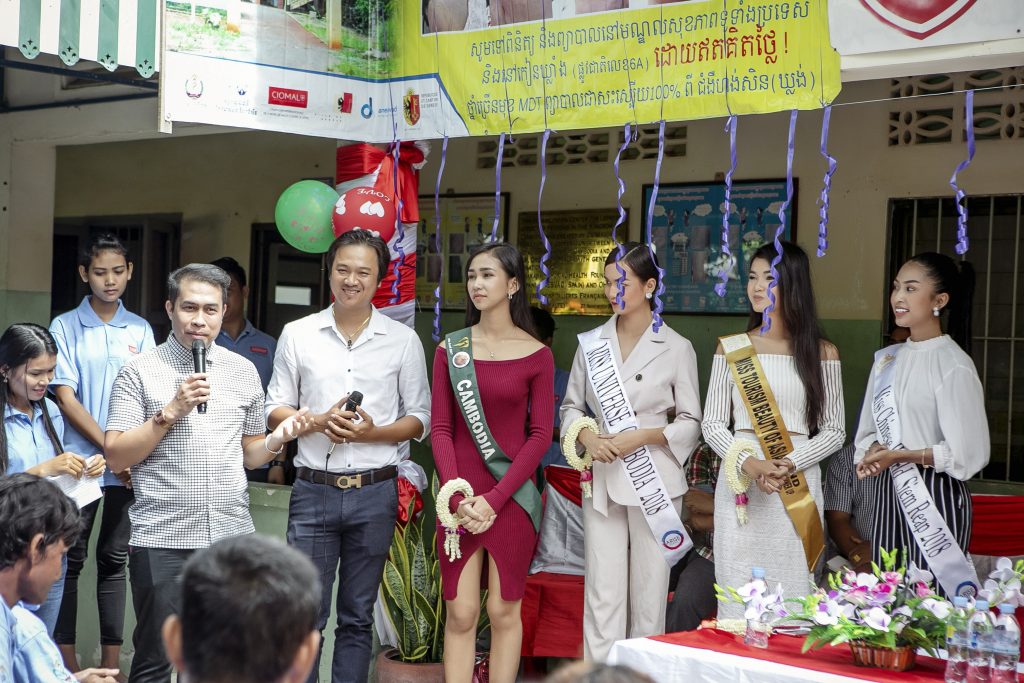 Campagne de sensibilisation sur la lèpre. Les miss Cambodge sur le terrain