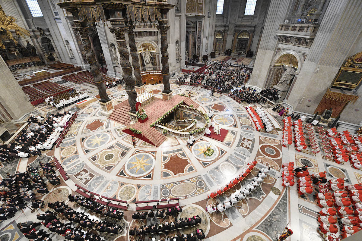 Frey John T. Dunlap asiste al consistorio en el Vaticano