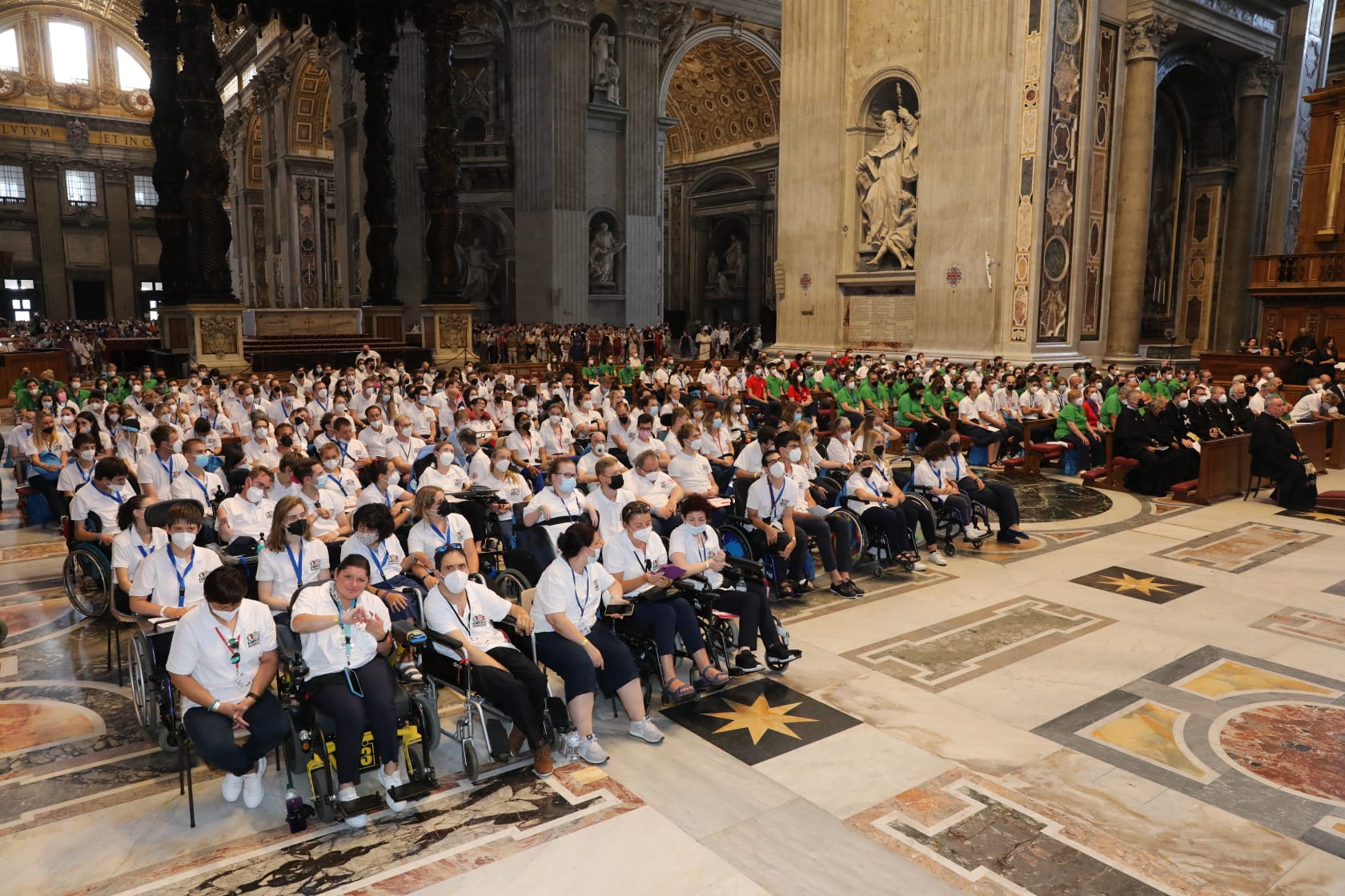 Misa en la Basílica de San Pedro para los jóvenes del campamento de verano internacional