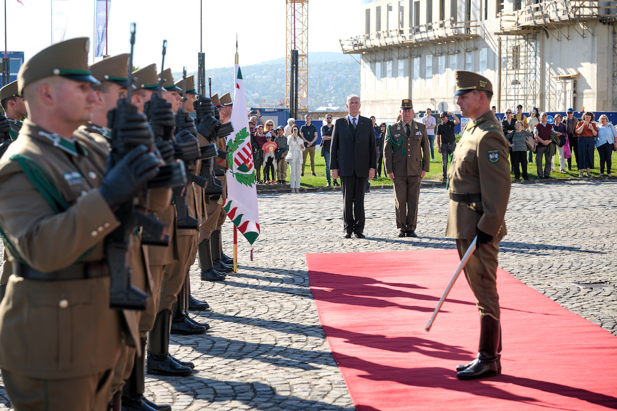 The Ambassador of the Sovereign Order of Malta to Hungary presents his letters of credence