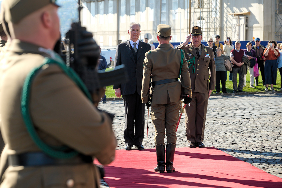 The Ambassador of the Sovereign Order of Malta to Hungary presents his letters of credence