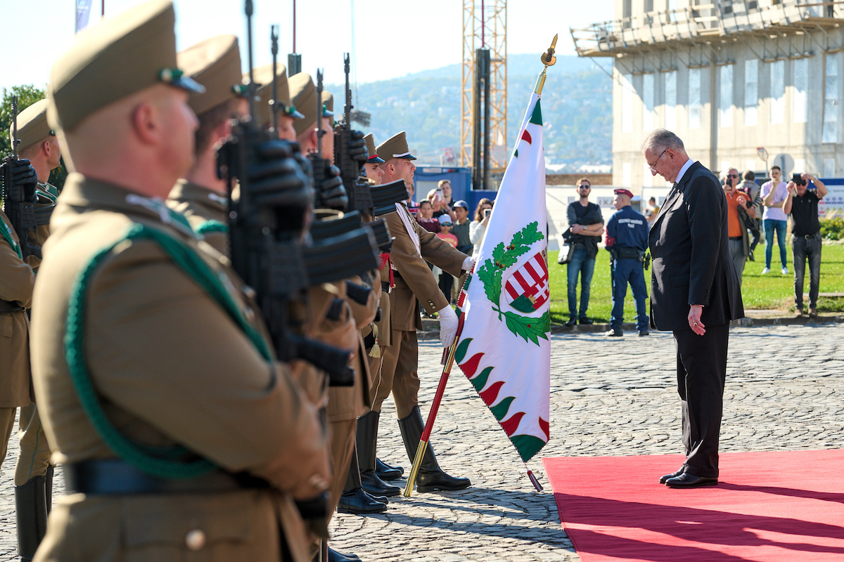 The Ambassador of the Sovereign Order of Malta to Hungary presents his letters of credence