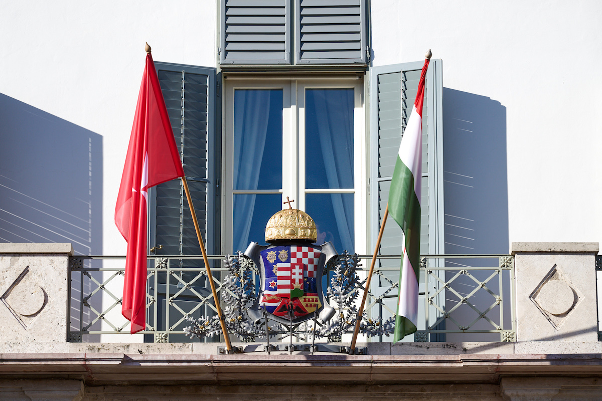 The Ambassador of the Sovereign Order of Malta to Hungary presents his letters of credence