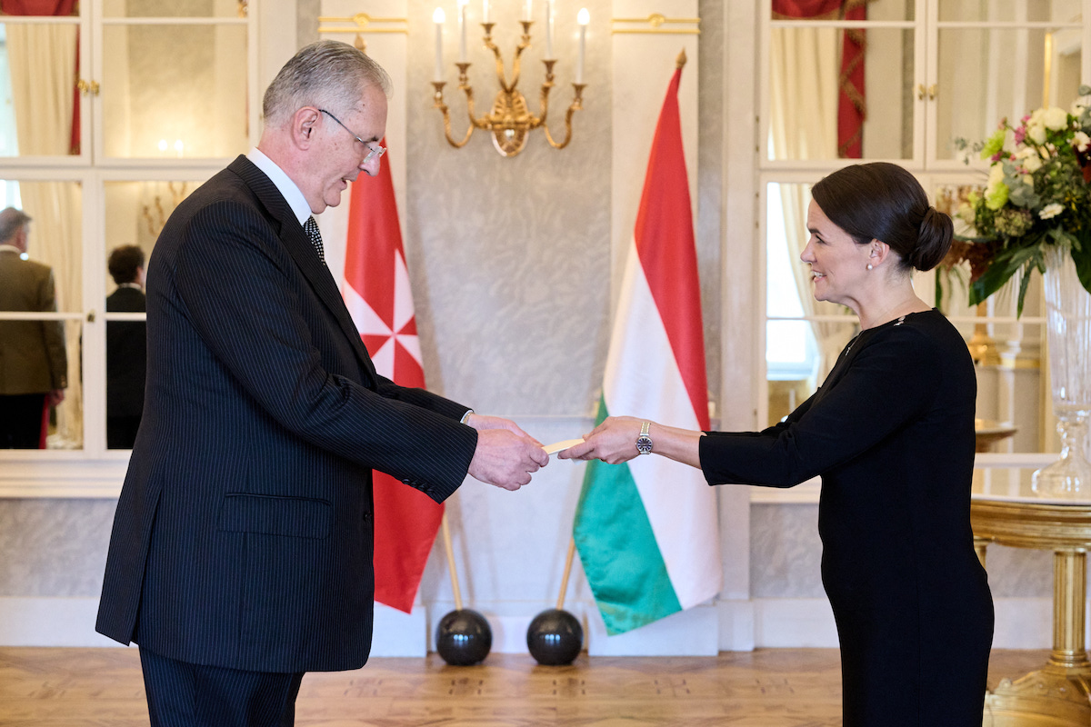 The Ambassador of the Sovereign Order of Malta to Hungary presents his letters of credence