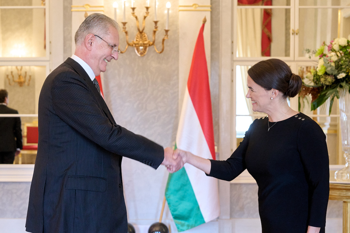 The Ambassador of the Sovereign Order of Malta to Hungary presents his letters of credence