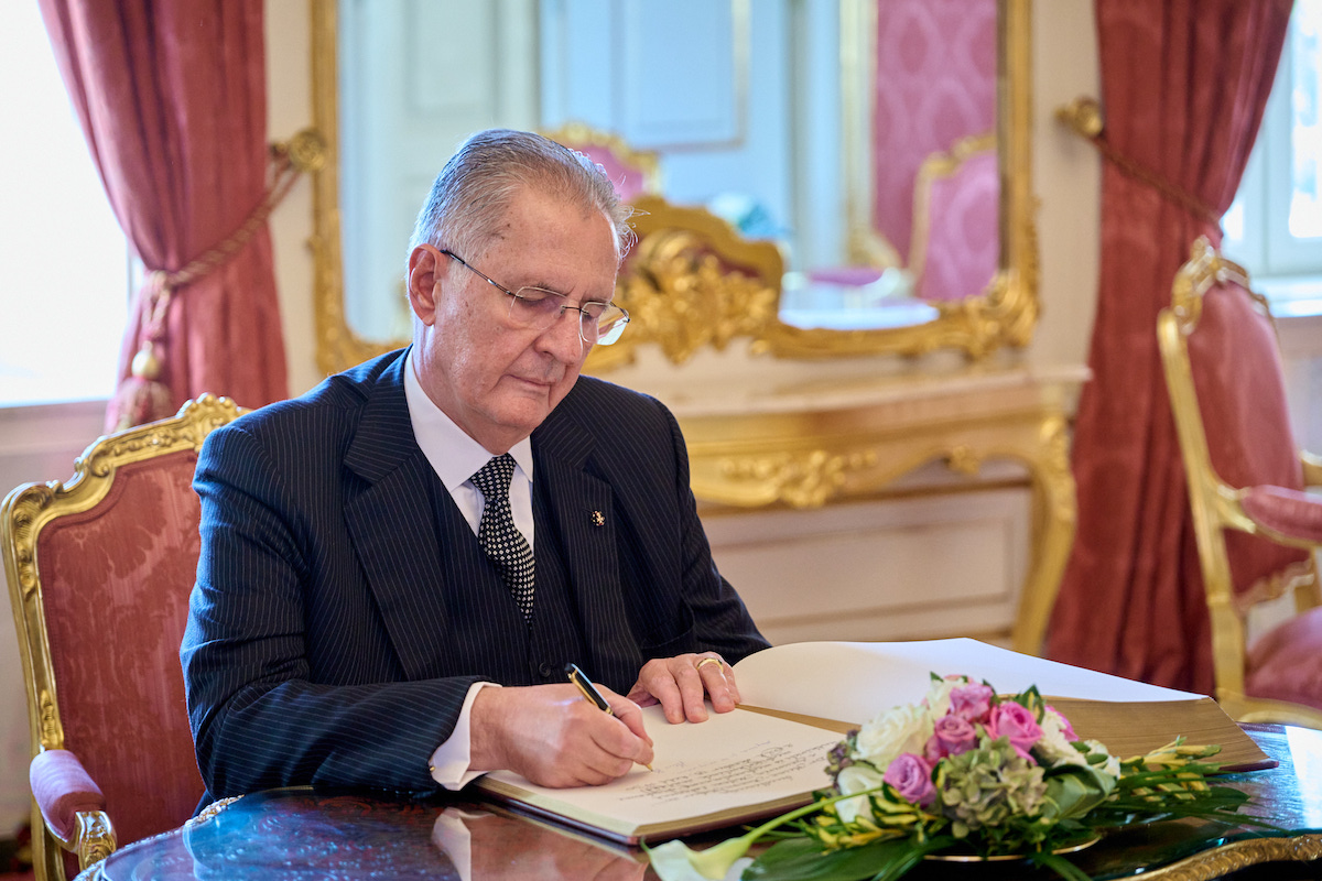 The Ambassador of the Sovereign Order of Malta to Hungary presents his letters of credence