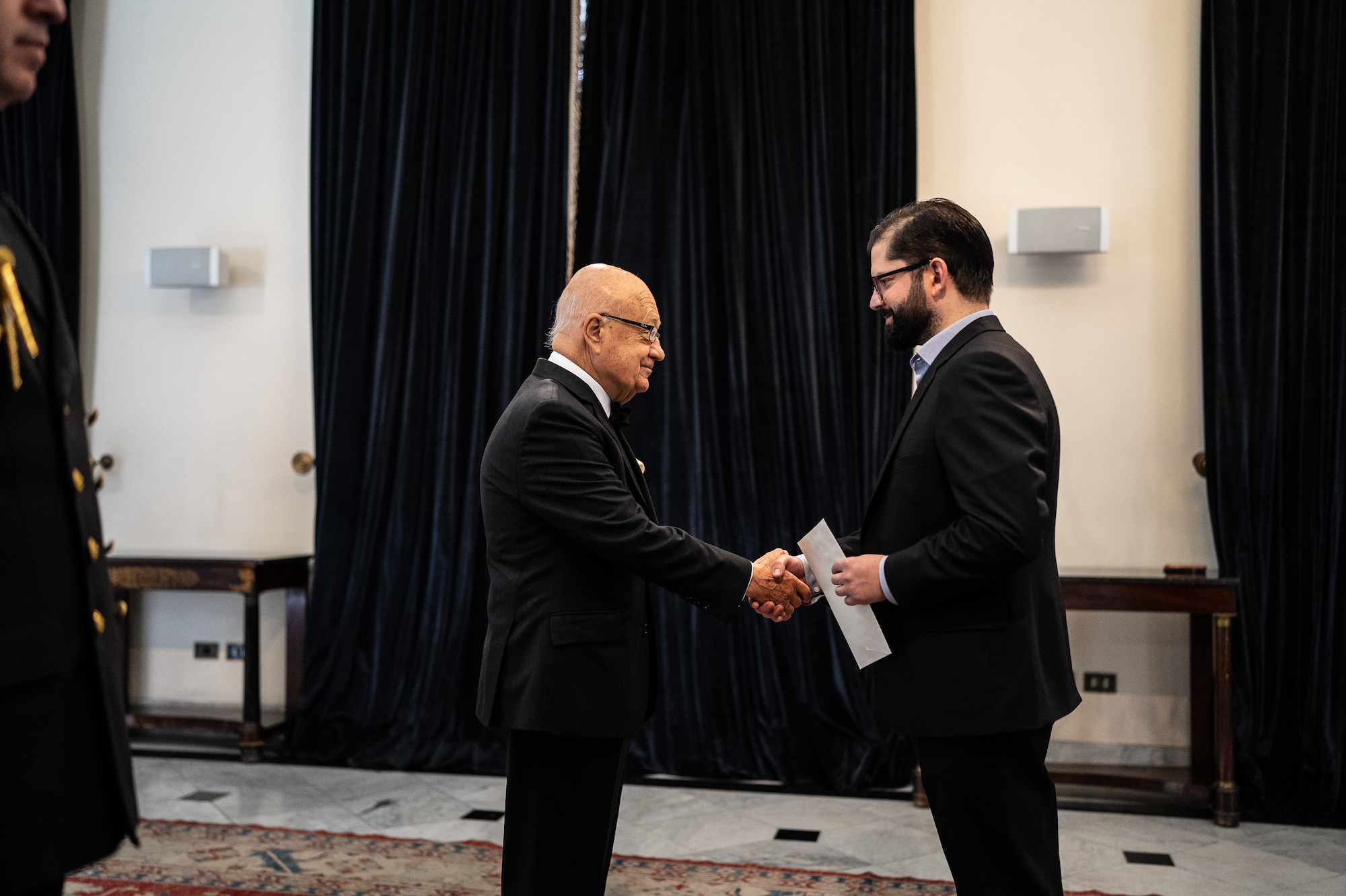 The Ambassador of the Sovereign Order of Malta to Chile presents his letters of credence