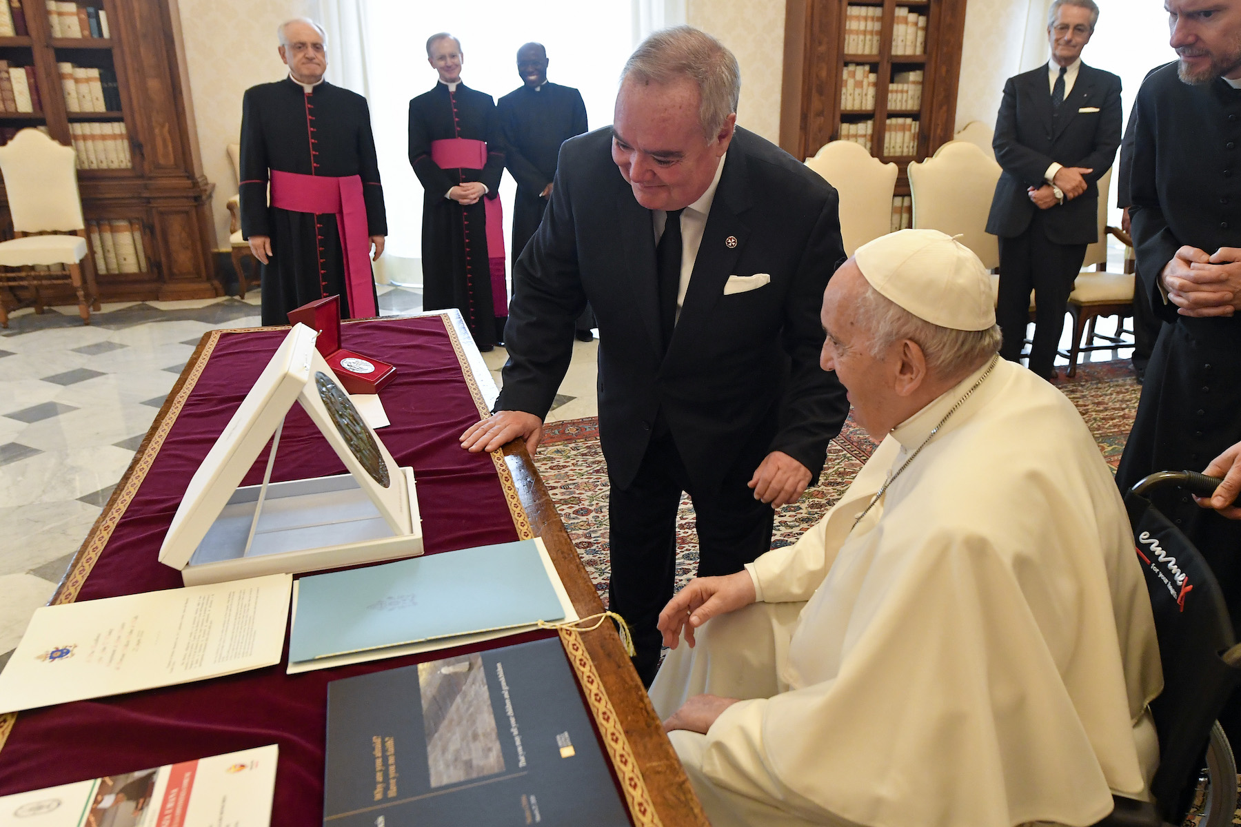 John Dunlap e Pope Francis