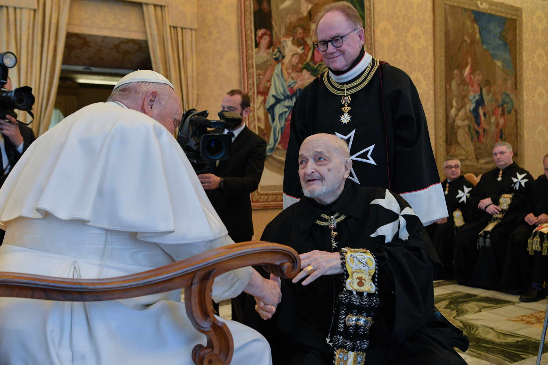 Papst Franziskus empfängt die Kapitulare in Audienz und segnet den Malteserorden