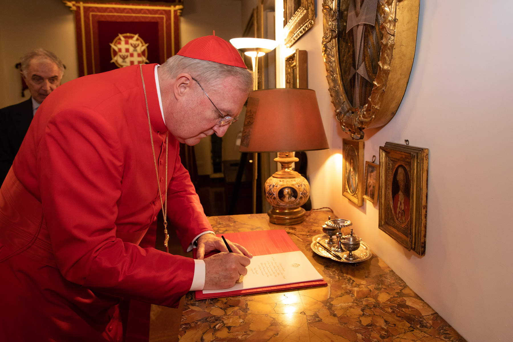 Il cardinale Arthur Roche Balì Gran Croce di Onore e Devozione dell’Ordine di Malta