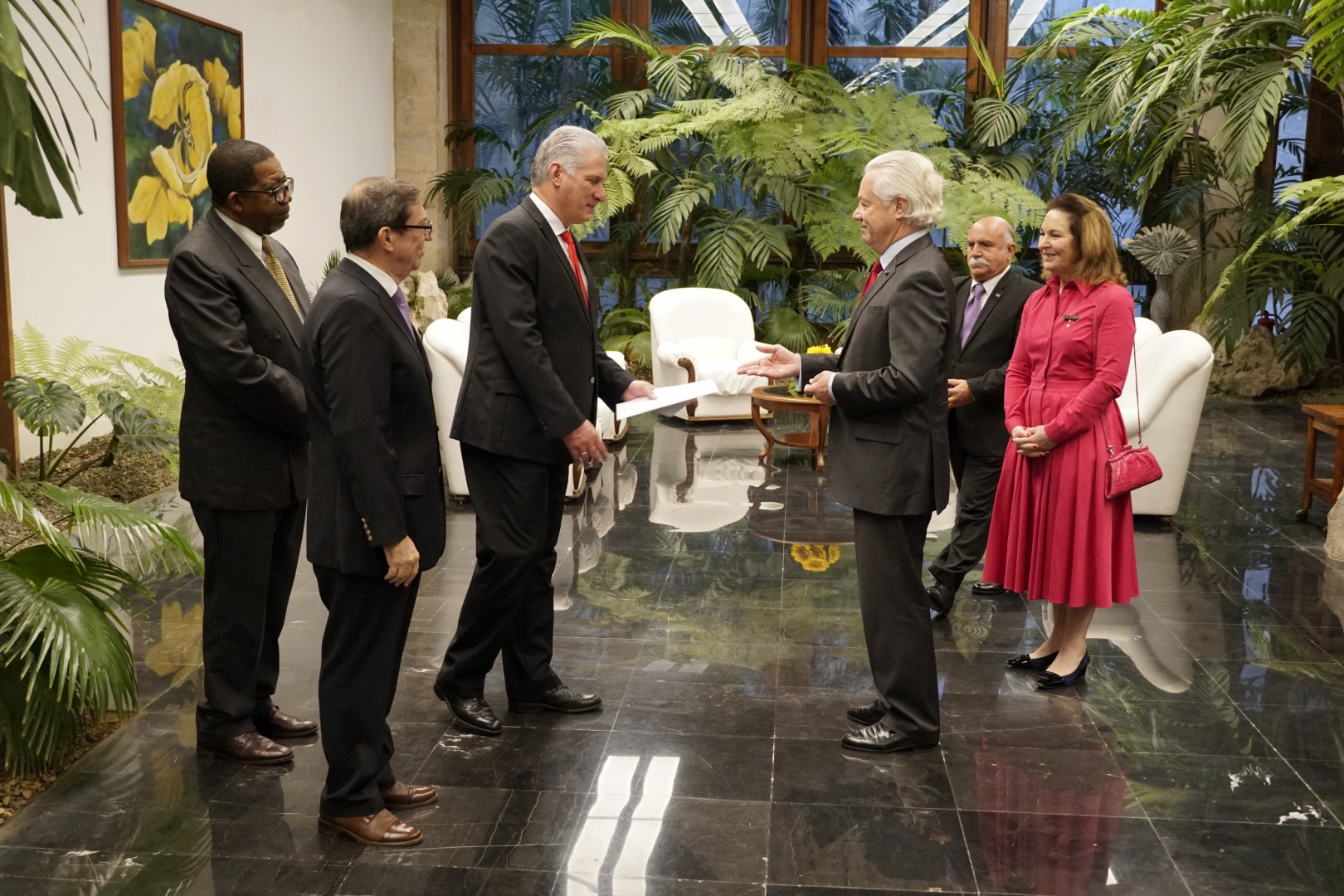 The Ambassador of the Sovereign Order of Malta to Cuba presents his letters of credence