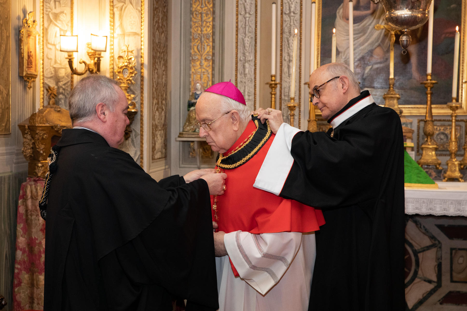 Il cardinale Fernando Vérges Alzaga Balì Gran Croce di Onore e Devozione dell’Ordine di Malta