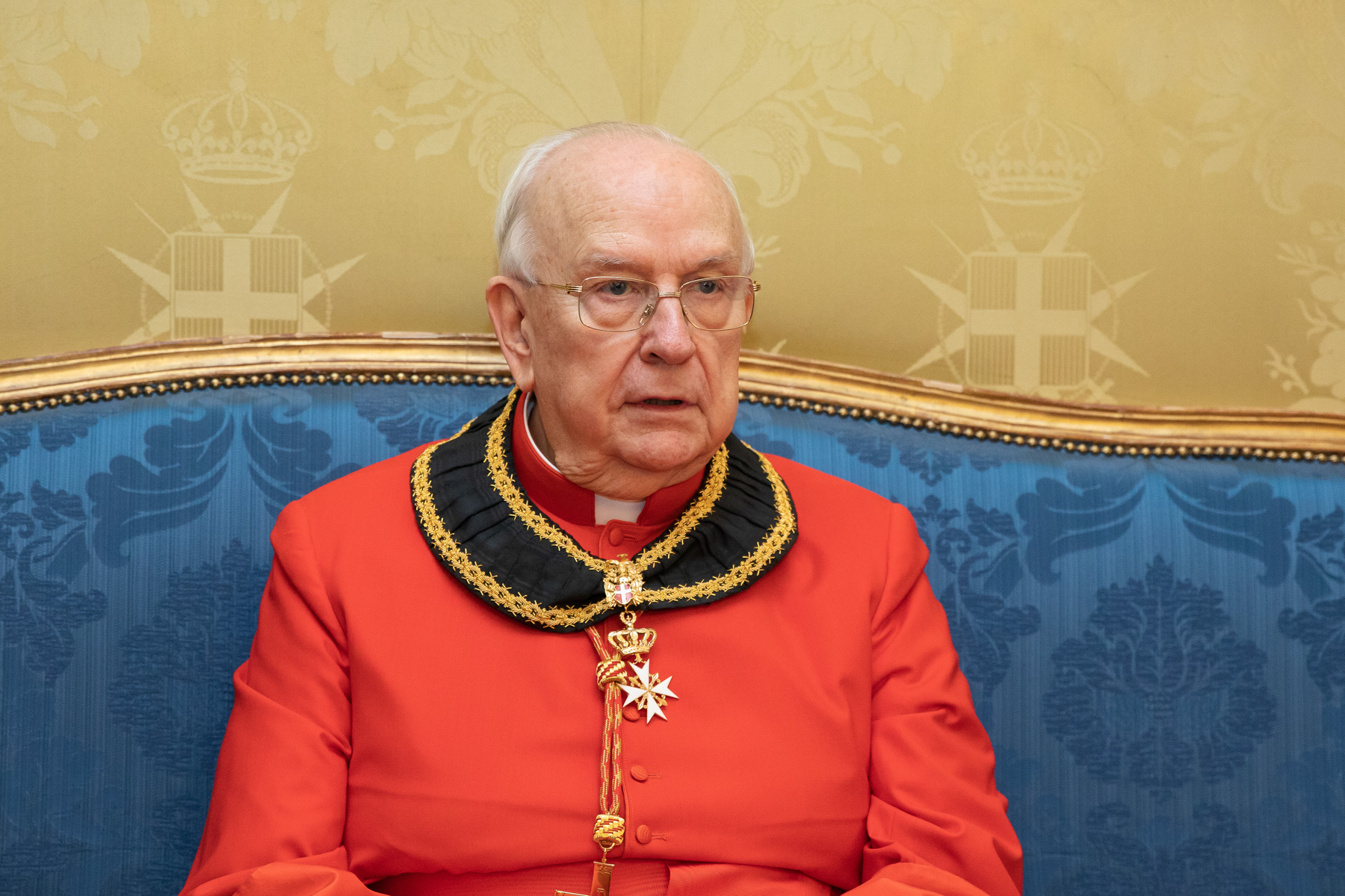 Il cardinale Fernando Vérges Alzaga Balì Gran Croce di Onore e Devozione dell’Ordine di Malta